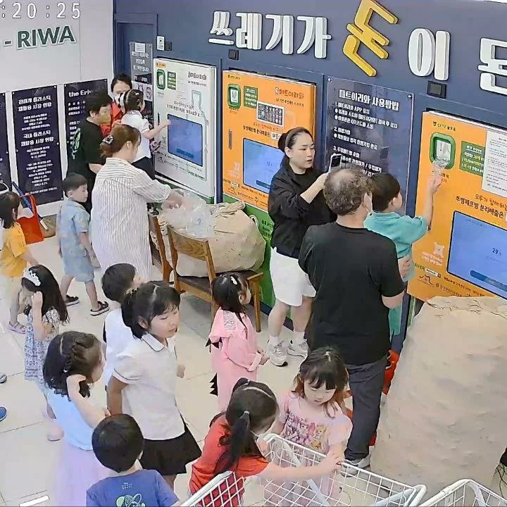 the_eriwa's tweet photo. Jungnang branch
Following the other point At Jungnang branch There was a field trip for kindergarten children to experience the environment  (PET recycling room) is the perfect place to provide environmental education I think it's going to be like a museum tour for kids https://t.co/GLlX8gvq55