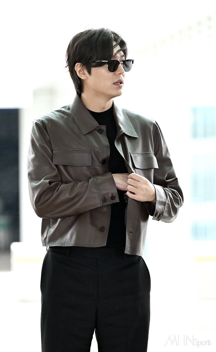 MinozTurkiye's tweet photo. sabah sabah yine yaktı geçti 🔥
havaalanı onun için podyum değil de ne?
nefesimiz kesildi Minossiiii

#leeminho https://t.co/DxTejFUFFw