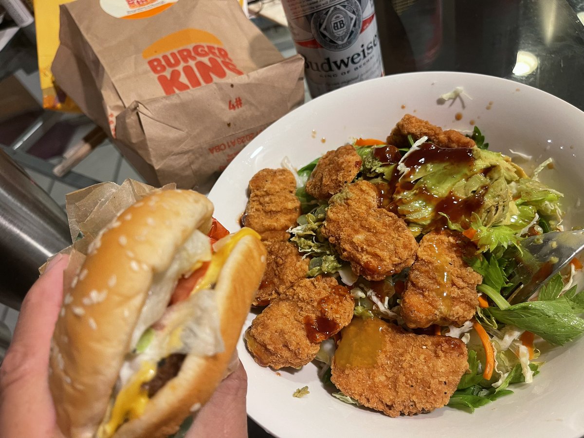 bobyosh's tweet photo. #BK #バーガーキング
#本日の晩餐
#無料 の #WhopperJr 🍔
ですが
#NationalCheeseburgerDay なので追加で #チーズ 足しました
これをゲットする為に
#チキンナゲット 8個
$2.49 を買って帰り
昨日の #野菜切り の
#サラダ に合わせて
#チキンサラダ に
しました😊
#BBQソース と #味ぽん
#絶妙👍 https://t.co/463HHoqm8Q