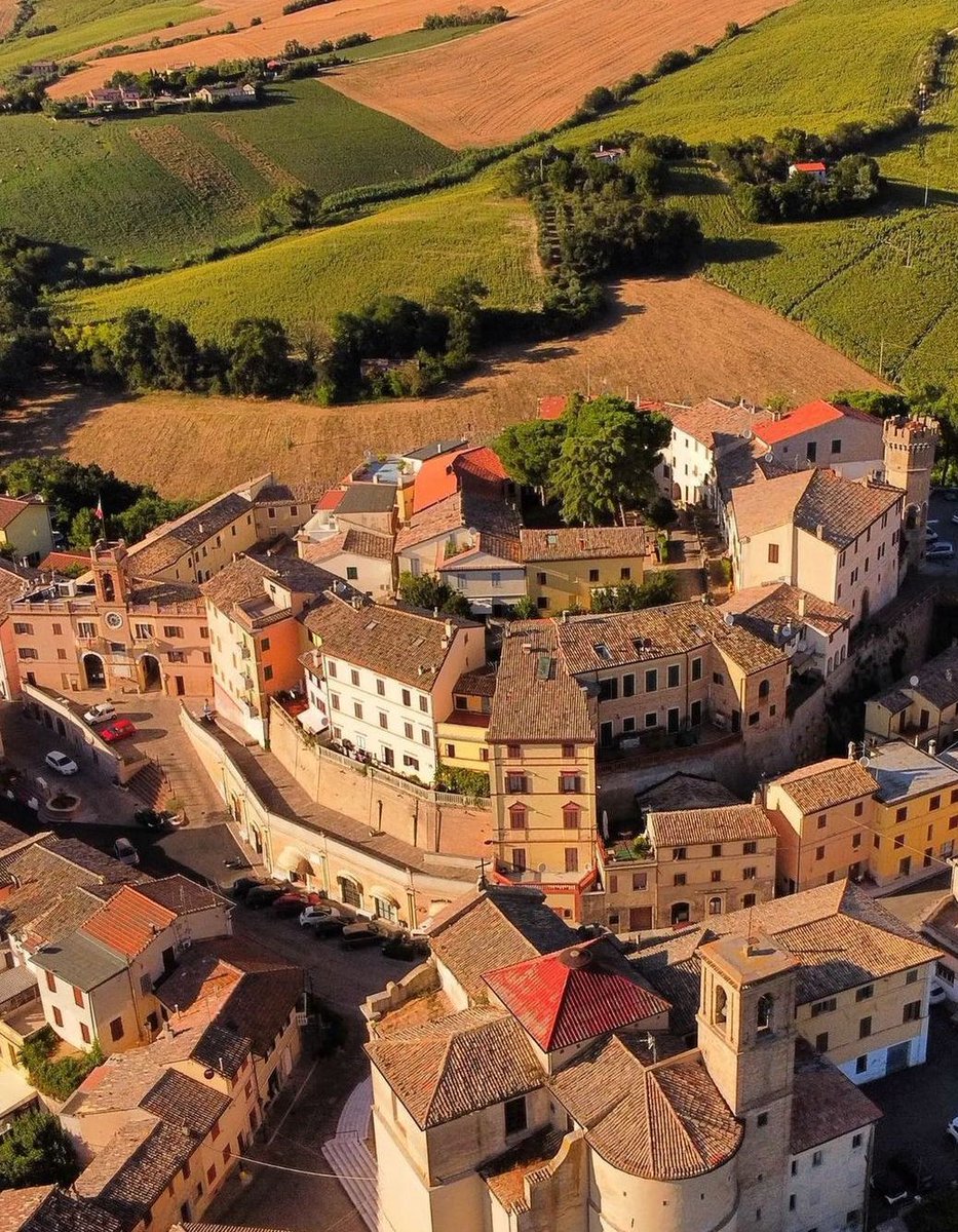 dianaterza's tweet photo. Buongiorno Amici miei 💕
#Polverigi la chiesa del SS.SACRAMENTO gioiello dell'arte Romanica e VILLA NAPPI con il suo parco secolare !!!
#Marche https://t.co/rCGZ426Ec8