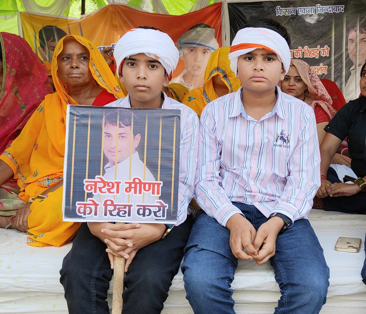 धरने का दूसरा दिन...
जब तक पापा रिहा नहीं होंगे तब तक मैं यहीं बैठा रहूँगा:-अनिरुद्ध मीणा