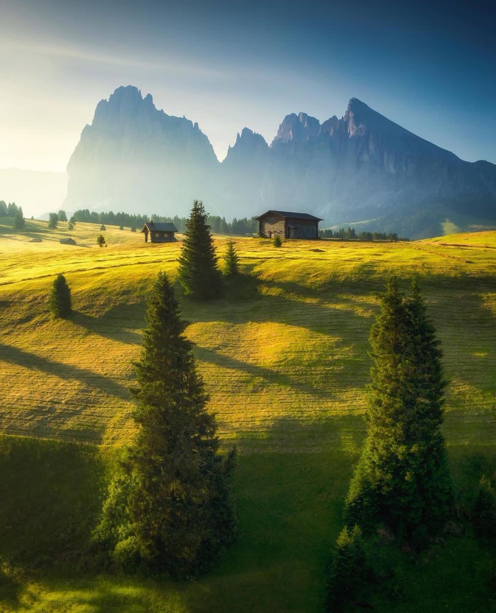 Italy 🇮🇹 
#ourplanetdaily #view #yourshotphotographer #travel #love #sunset #beautifuldestinations #instagram #instadaily #summer #photooftheday #wanderlust #earth #sunrise #travelphotography #mountains #naturephotography #picoftheday #photography #hubs_united#1989TaylorsVersion