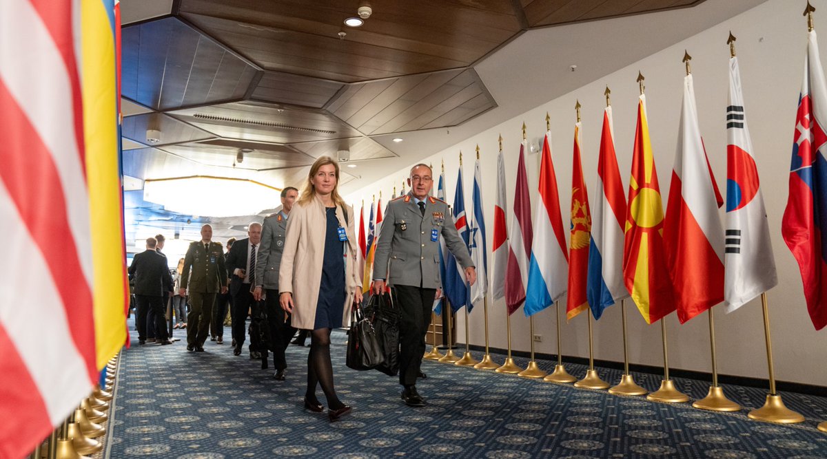 Über 50 Länder leisten weitere #Ukraine-Hilfe: PStS Möller und <a href="/BundeswehrGI/">General Carsten Breuer</a> Breuer sicherten dem neuen 🇺🇦 Verteidigungsminister <a href="/rustem_umerov/">Rustem Umerov</a> weitere Unterstützung im Wert von rund 400 Mio Euro zu. Mehr Informationen zum #Ramstein-Format 👇 
bmvg.de/de/aktuelles/n…