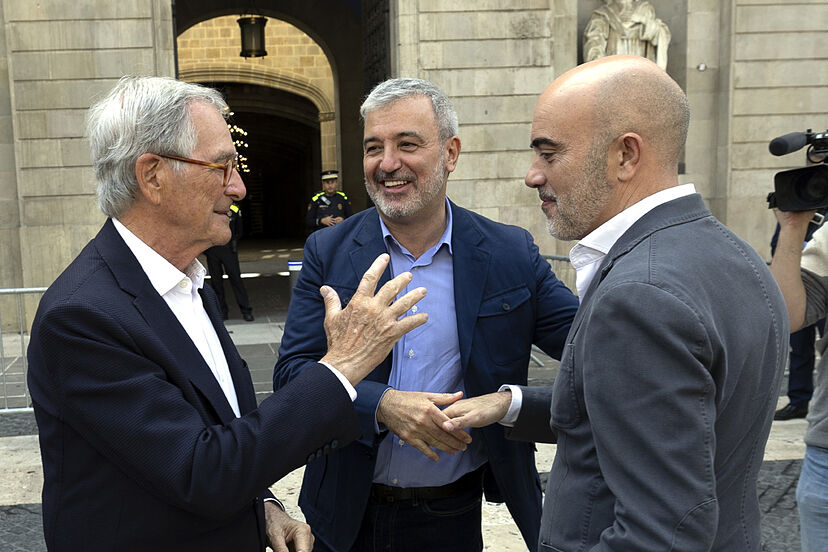 CUPBarcelona's tweet photo. L'Ajuntament de @jaumecollboni i el @pscbarcelona, amb els vots de Junts i PP, aprova eliminar la reserva del 30% per a habitatge protegit en les noves construccions d'habitatge! 🤬

Quina vergonya! I alguns encara defensen que Collboni és d'esquerres... 🤦 https://t.co/j0jHnWpXTL