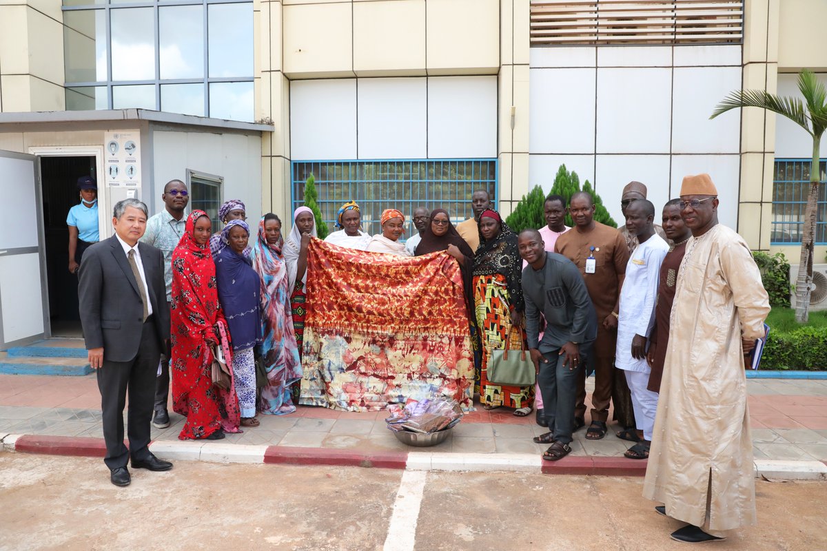 [2/2]La remise d'équipements de protection aux teinturiers locaux a marqué le début d'un nouveau chapitre axé sur la sécurité et la durabilité dans l'industrie de la teinture du Bazin.