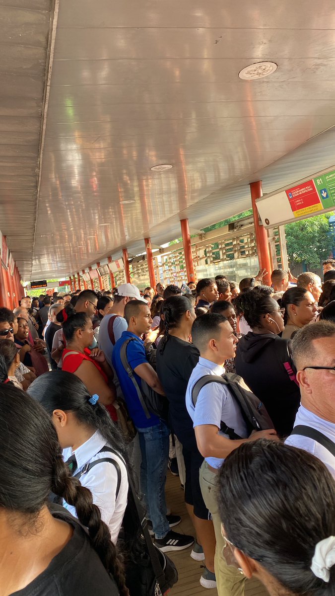 Laura_QuirogaC's tweet photo. @transmetrobaq estación Joaquín barrios polo respondan por el transporte @alcaldiabquilla https://t.co/Xv015i7m4P