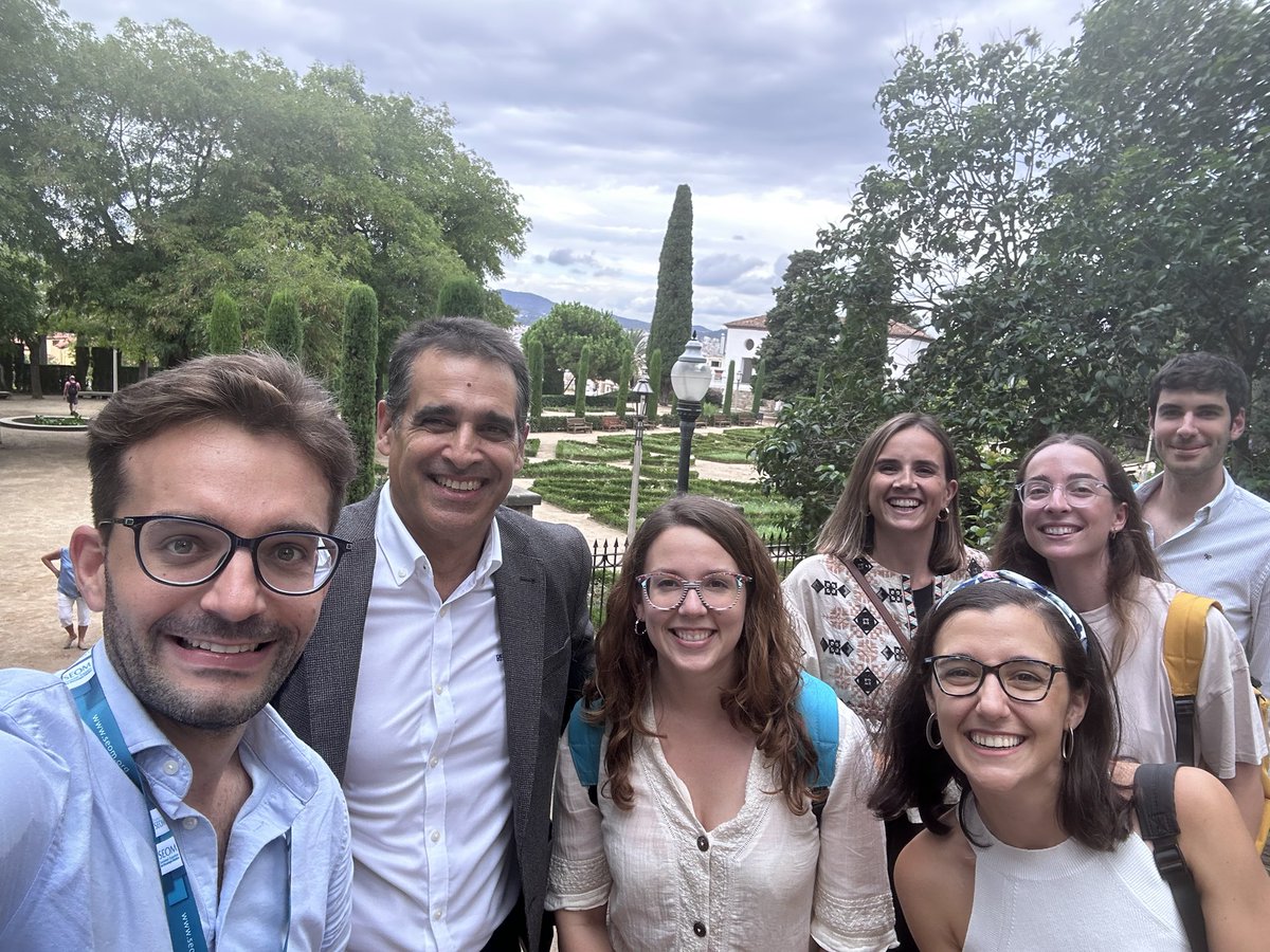 dosanz10's tweet photo. Disfrutando de #SEOM23 con el mejor equipo del mundo.

Sesión de #teambuilding liderada por el Dr.Alonso del @AreaUnoArrixaca 

Haciendo equipo, liderando la oncología del futuro @_SEOM https://t.co/a4yoHfcpTT