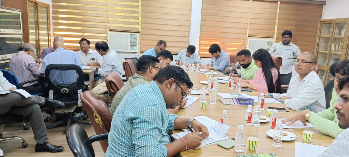हिंदी पखवाड़ा 2023 के तहत आज 20 सितंबर को टिप्पणी एवं मसौदा लेखन प्रतियोगिता आयोजित की गई। इसमें आयुक्तालय के 25 अधिकारियों ने भाग लेकर आयोजन को सफल बनाया। <a href="/cbic_india/">CBIC</a> <a href="/Delhicustoms/">Delhi Customs</a> #HindiDiwas