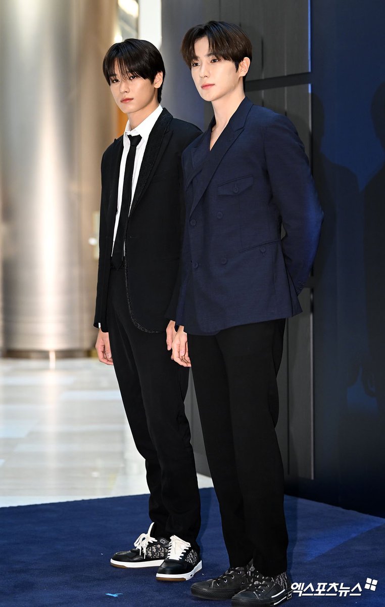 Attending the captivated event with the couple of suit with Hyunjae. Now you see the twin of glamour boys on 𝘽𝙡𝙖𝙘𝙠.
