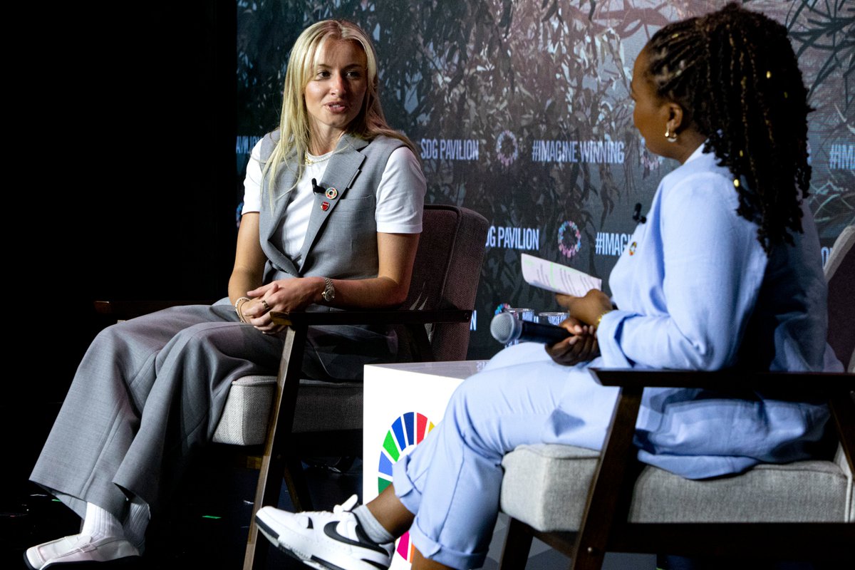 Lionesses's tweet photo. 🏴󠁧󠁢󠁥󠁮󠁧󠁿 ✊ “The pitch is a symbol of hope for these girls and a place they can go to be free." 

The first England Women's player to speak at the UN General Assembly.  Congratulations, @leahcwilliamson! https://t.co/0mNnRihKoA