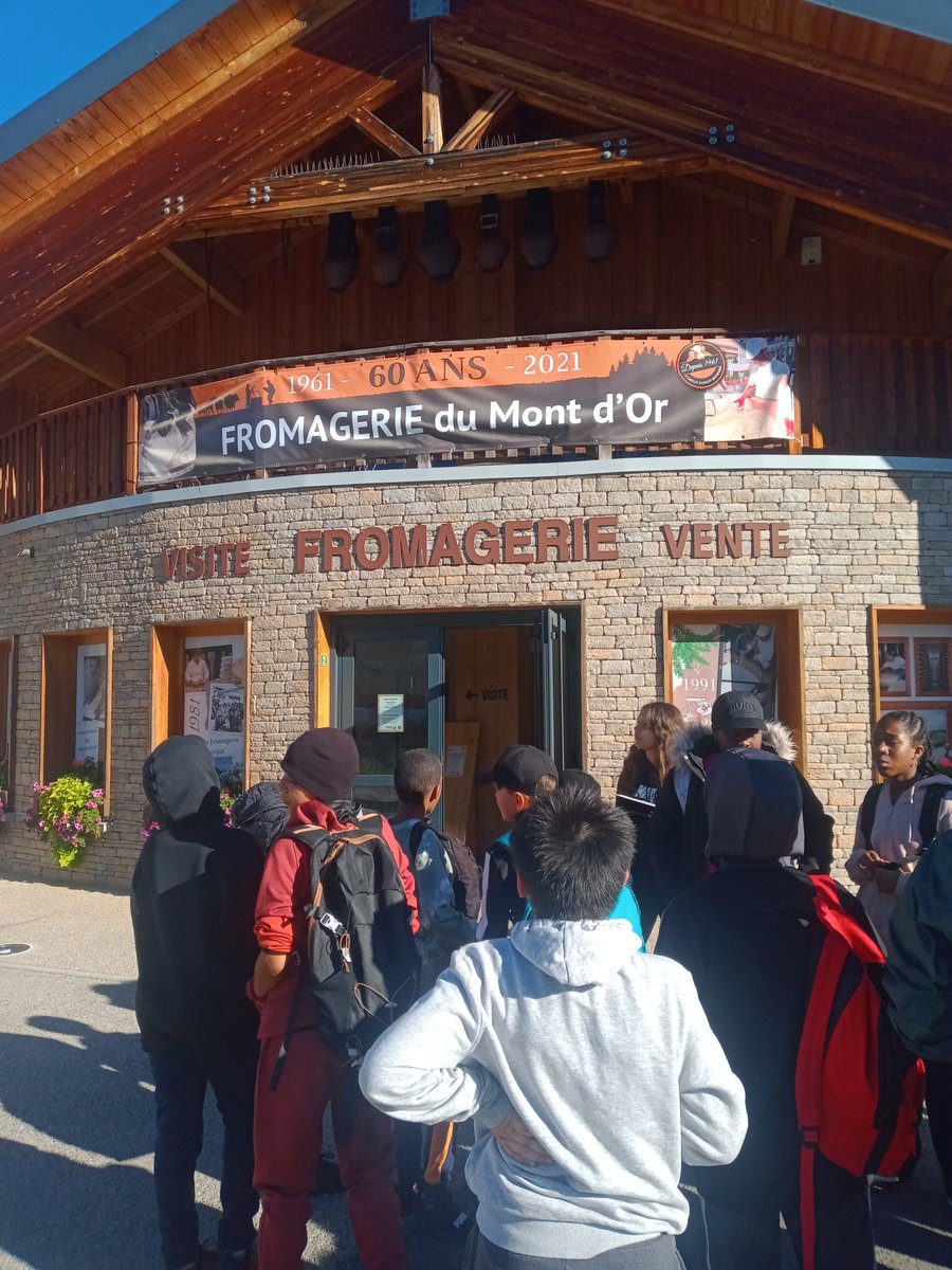 ClgDiderot's tweet photo. 1er jour d'activité pour le séjour d'intégration 6e du @ClgDiderot @diderot25 @acbesancon 
Les Chamois (6E) ont visité la fromagerie de Metabief et se préparent pour aller faire une course d'orientation dans la forêt 🌳🌲 https://t.co/GiL0NLJGc6