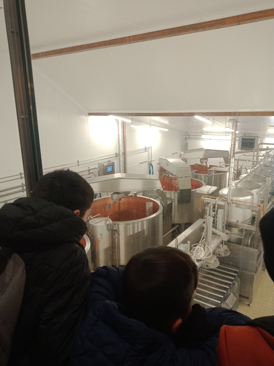 1er jour d'activité pour le séjour d'intégration 6e du <a href="/ClgDiderot/">Collège Diderot</a> <a href="/diderot25/">RéseauDiderot25</a> <a href="/acbesancon/">Académie de Besançon</a> 
Les Chamois (6E) ont visité la fromagerie de Metabief et se préparent pour aller faire une course d'orientation dans la forêt 🌳🌲