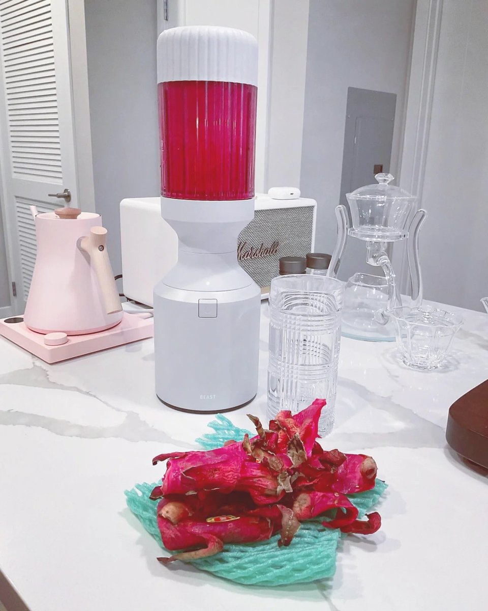 cc34211504's tweet photo. 💜MAde some dragon fruit juice💜 https://t.co/gQzIfVc3QM