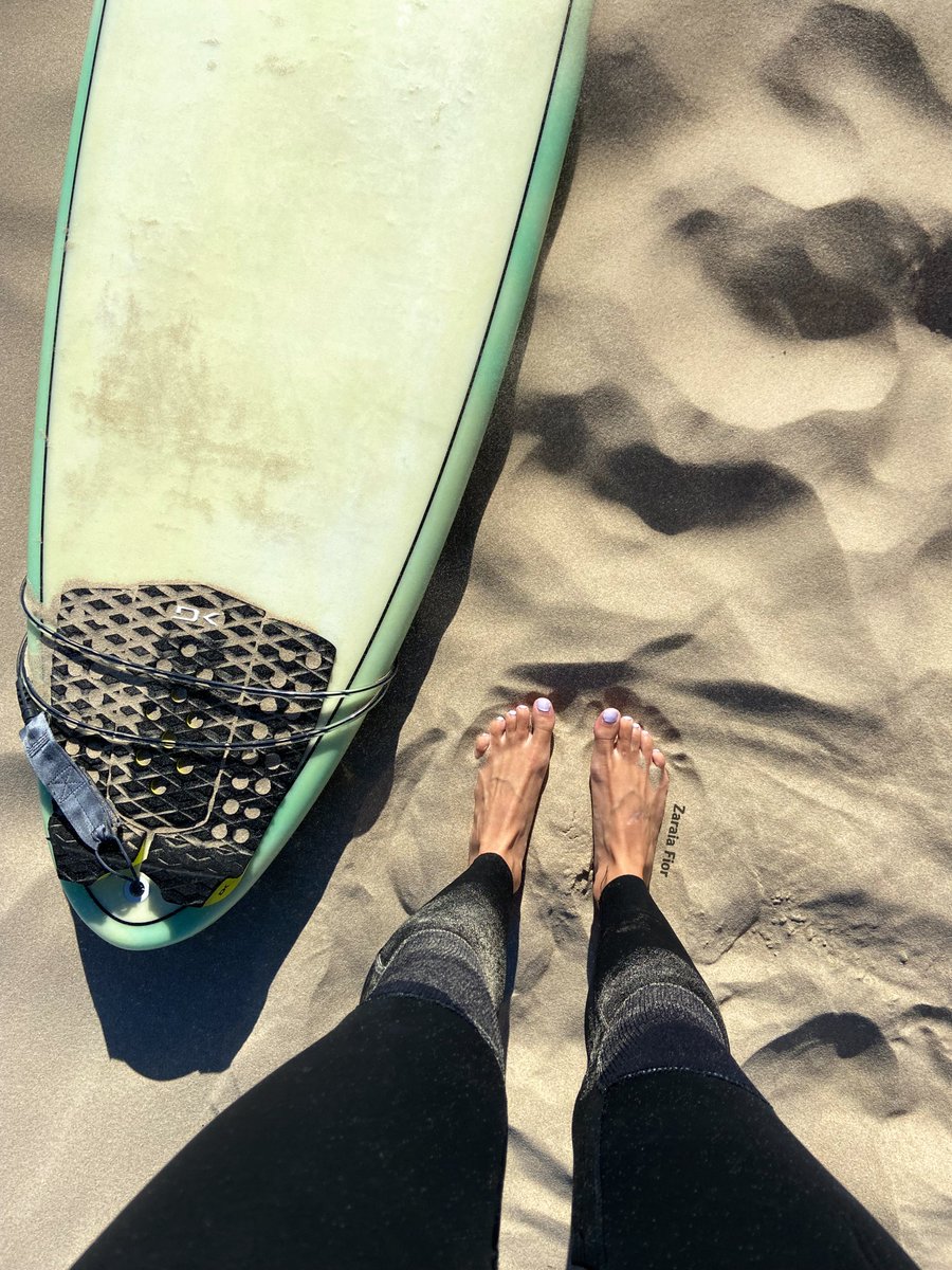 ZaraiaFior's tweet photo. I couldn't resist capturing this before the session! 🏄🏻♀️😉 #beachfeet #feet #surffeet https://t.co/UXTMdrldS4