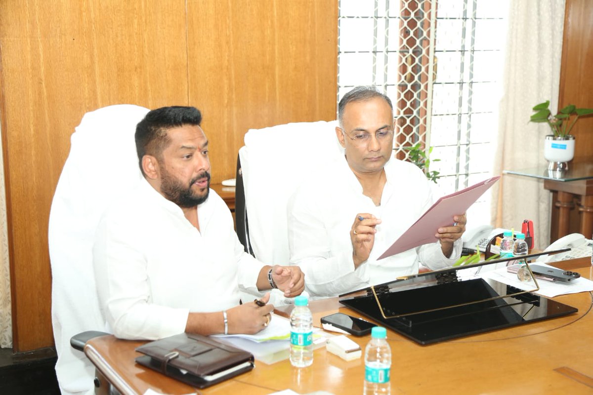 annatarajgowda's tweet photo. Commendable move by Shri @dineshgrao towards promoting good health.

Decision to ban hookah bars &amp; raise legal age for purchasing cigarettes is a commendable move towards promoting public health &amp; reducing tobacco-related harm.👏🚭
Kudos to prioritizing well-being💪 https://t.co/5AXPGm3YtE
