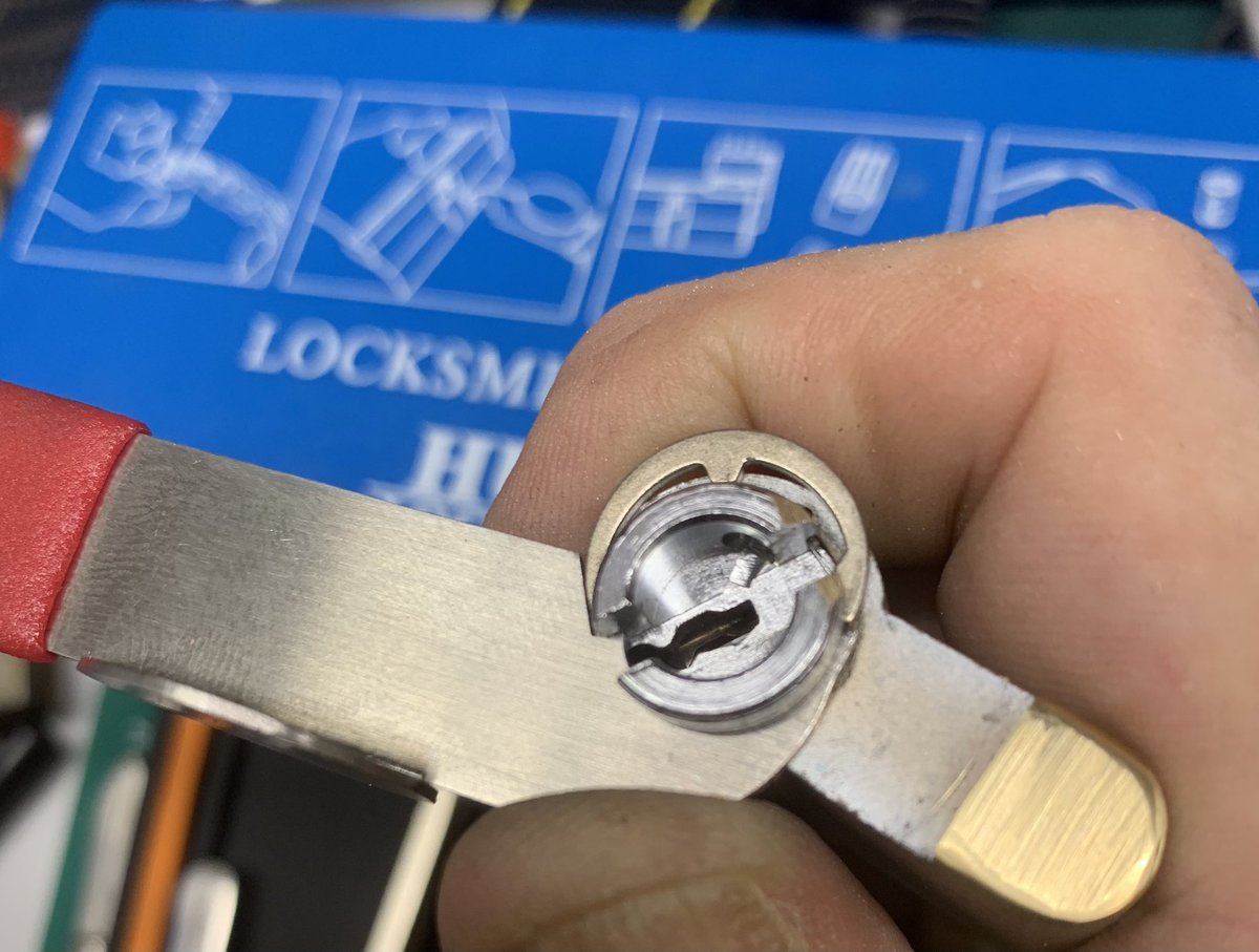 a8n_pub's tweet image. Finally found a circlip the perfect size for the removal tool in my re-pinning kit… 🥳

Can anyone identify the lock based on the photo below?? 🤔 #spotthelock #locksport