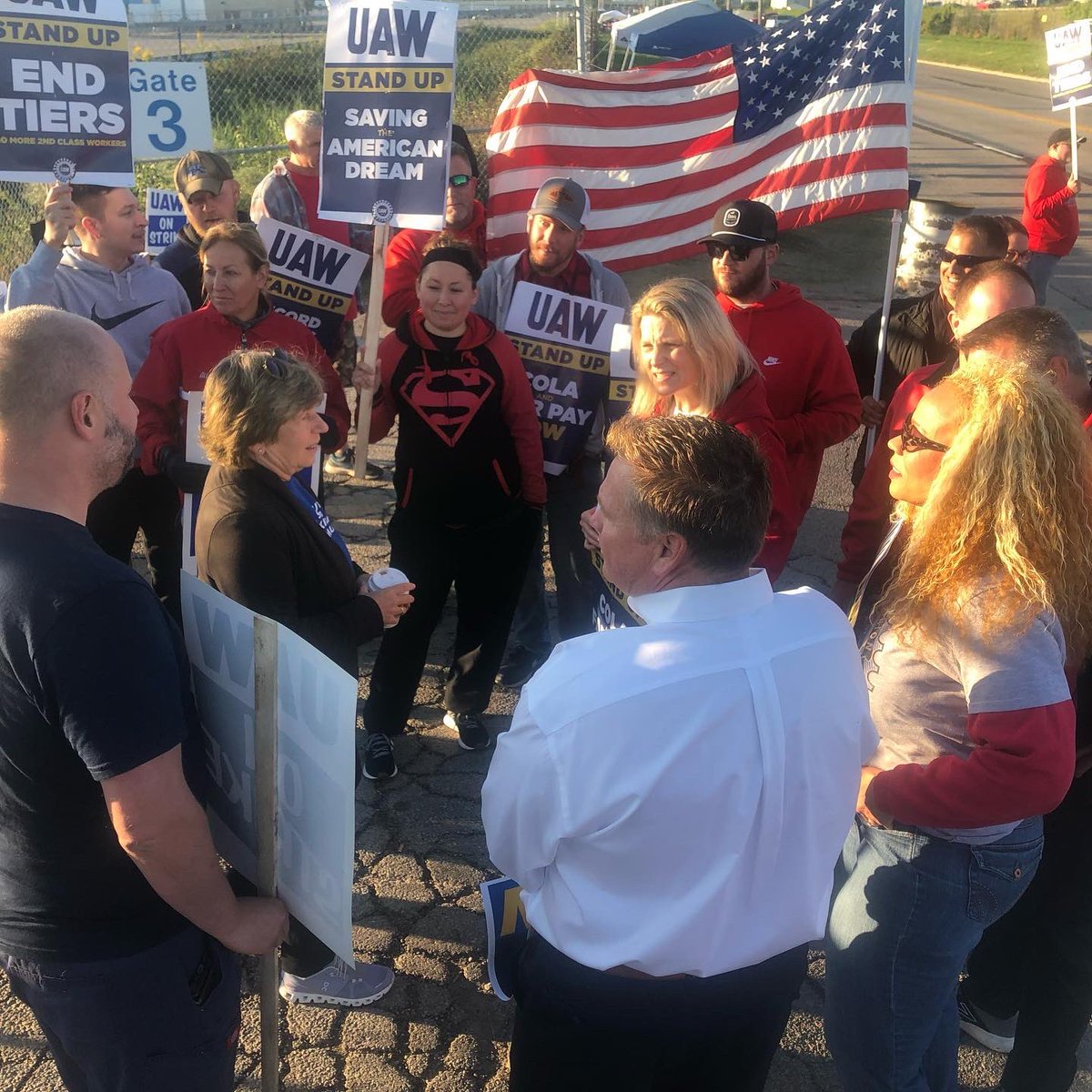 LABOR DAY on the frontlines with <a href="/UAW/">UAW</a>! Supporting &amp; holding the line with @uawregion2b &amp; our <a href="/ohioaflcio/">Ohio AFL-CIO</a> Pres <a href="/LizShuler/">Liz Shuler</a> &amp; Pres <a href="/AFTunion/">AFT</a> <a href="/rweingarten/">Randi Weingarten 🇺🇸 🖇️👩‍🎓📚</a> AND over 20+ <a href="/TFTunion/">TFT - Toledo Federation of Teachers Local 250</a> members &amp; <a href="/OhioNursesAssoc/">ONA</a> &amp; <a href="/CWAUnion/">CWA</a> too 💪🏼#SolidaritySeason #StandUpUAW #WorkingWomen #workerscantwait