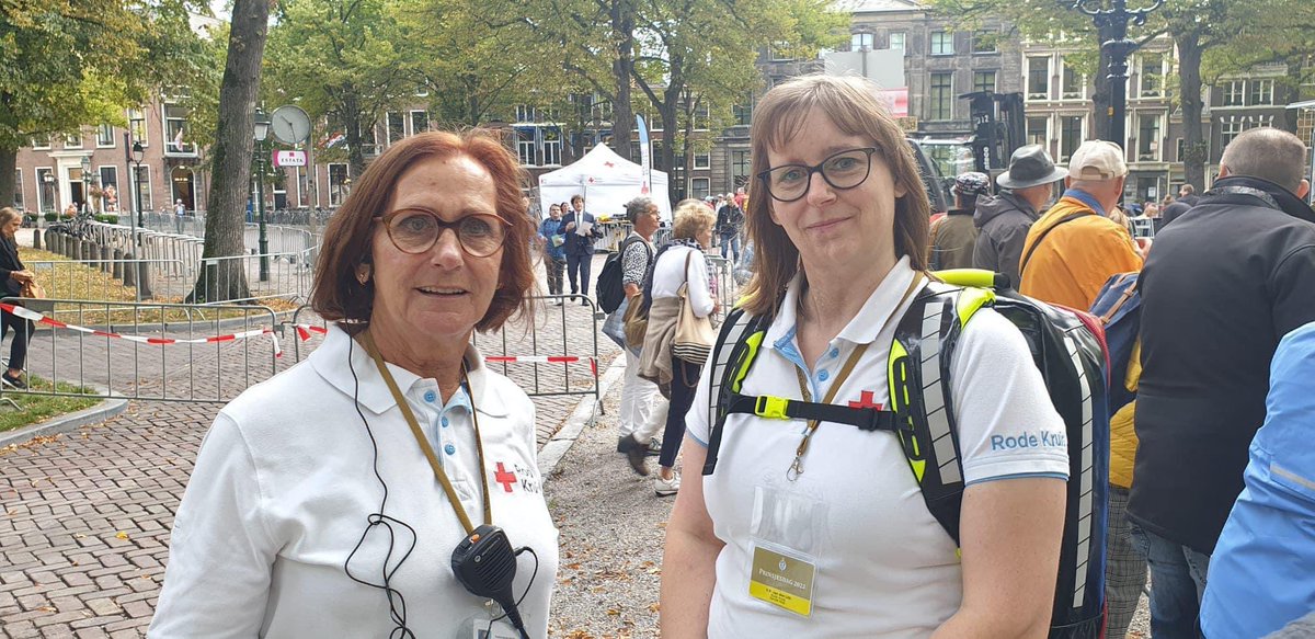 NRKDenHaag's tweet photo. Vanuit diverse #RodeKruis #Haaglanden locaties kwamen #EHBO-vrijwilligers helpen tijdens #Prinsjesdag, dankjewel! 🫶

Wil jij ook op de eerste rij staan volgend jaar? Word vrijwilliger! 

https://t.co/LZjvUeLGQ1

 #rkhaaglanden #Evenementenhulp #vrijwilligerswerk #DenHaag https://t.co/i6HjLPl3Wr