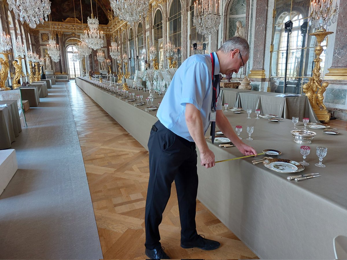Pendant que la France a faim, à Versailles, on mesure l’écartement des coupelles pour offrir le plus beau festin à Macron, Charles III et 180 convives triés sur le volet, dans la galerie des glaces, avec l’argent des Français.
On est bien gentils.
📸Victoria Koussa (Franceinfo)