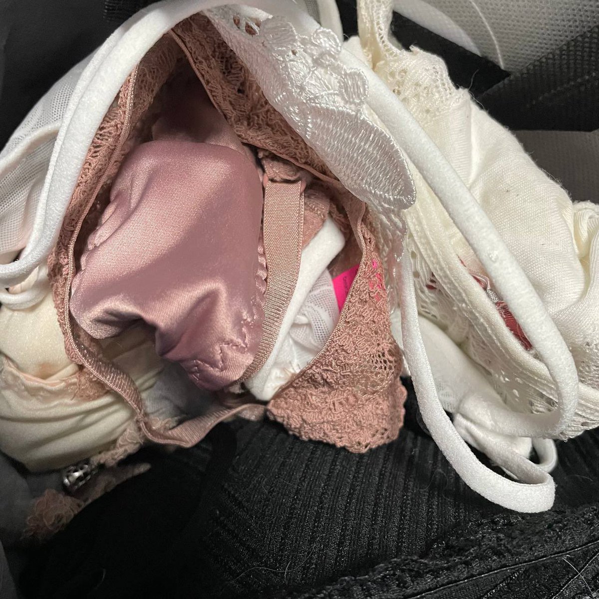 lvcrystalicious's tweet photo. I STILL HAVE A WHOLE BAG OF LINGERIES TO BE CLEARED 😩🥺 ANYONE PLEASE HELP ME CLEAR💖 https://t.co/dHRt1yqEXS