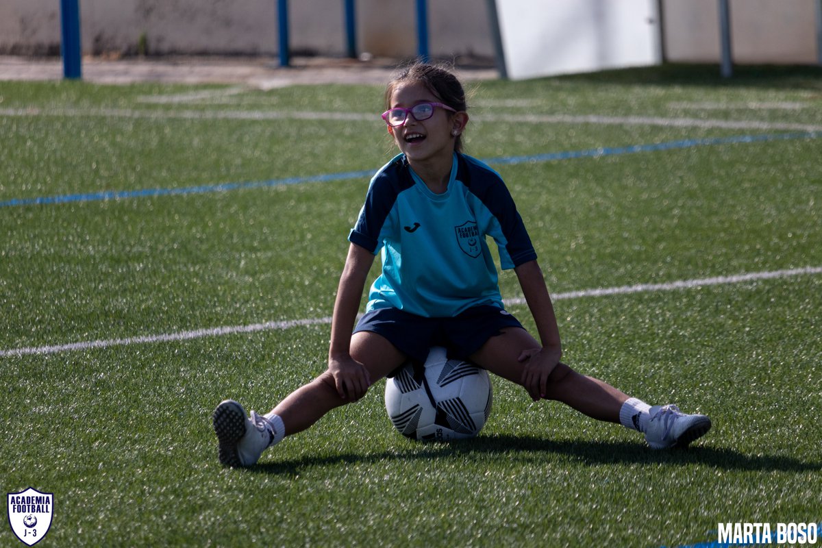 ACADEMIAFOOTJ3's tweet photo. Ven y prueba en nuestra ⚽academia de tecnificación. Esfuerzo y diversión. Reserva tu plaza en el 📞601510156 https://t.co/0JP3B2MppV