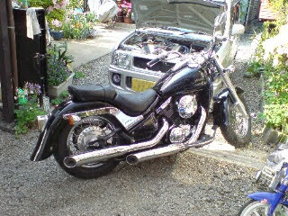 riderkk1's tweet photo. @chiibolt バルカンクラシック400
20年くらい前のガラケーの画像(笑)
バッテリー上がって車からジャンプスタート
フロントフェンダー(DAYTONA)
リヤフェンダー(EASYriders)
フロアボード(EASYriders)
キャブはSUキャブから純正に
マフラーはアメリカンドラッカーズのものから、純正に戻したトコ
の画像だったハズ https://t.co/7zmQWJ1yhY