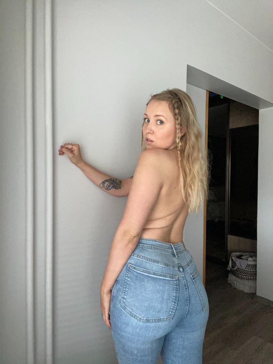 Stephanillazzzx's tweet photo. Do I look good in jeans? https://t.co/c2PBVSWmXA