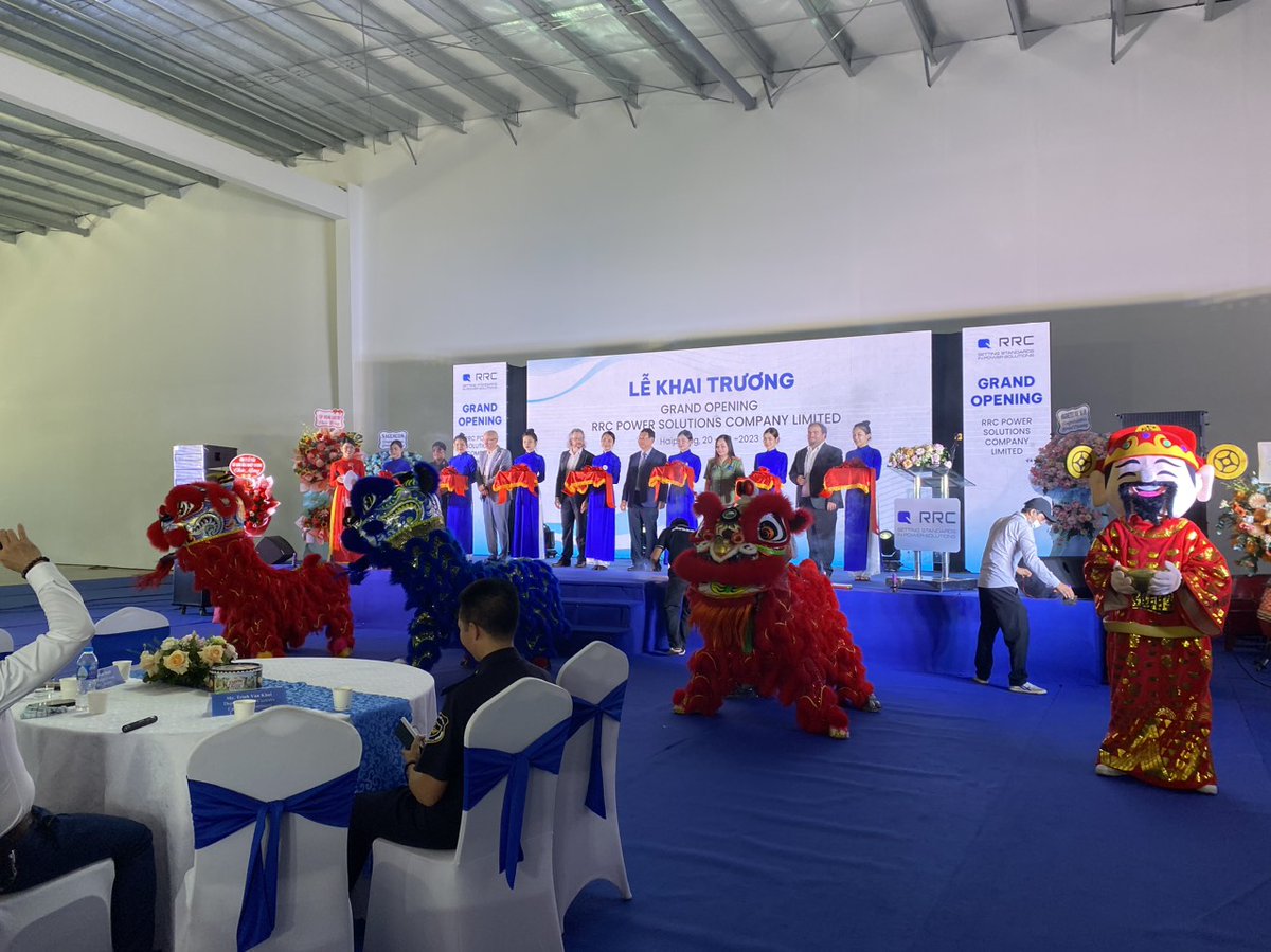 AHKVIETNAM's tweet photo. Today, Björn Koslowski, Deputy Chief Representative of AHK in Vietnam, participated in the opening ceremony of RRC Power Solutions in Dinh Vu - Cat Hai Economic Zone, located in Hai Phong Province.
 
#AHKVietnam #PartnerInVietnam #PartnerForGrowth #Manufacturing #FDI https://t.co/oaUyHtmYoM