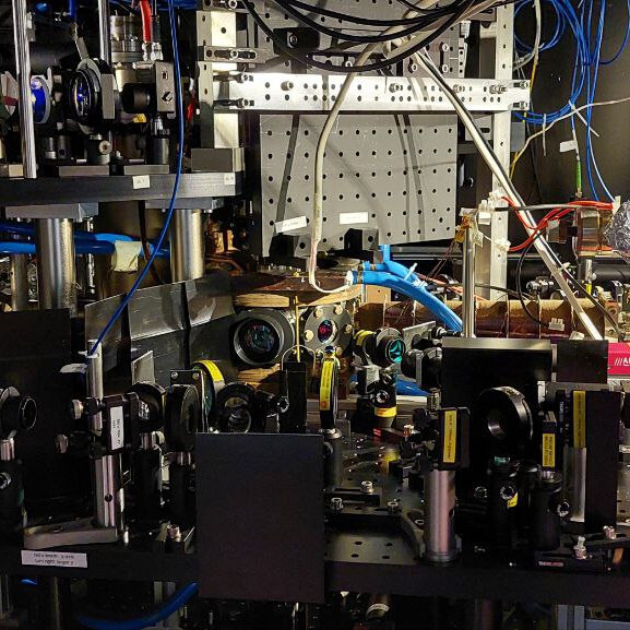 structures_hd's tweet photo. Ultracold atom experiment: a combination of magnetic fields &amp; lasers is used to cool &amp; trap atoms. Discover how this enabled to create the world's smallest fluid and what that teaches about emergence in the blog post by Sandra Brandstetter &amp; Philipp Lunt: https://t.co/roVAlgKyfK https://t.co/yk9t9vje2K