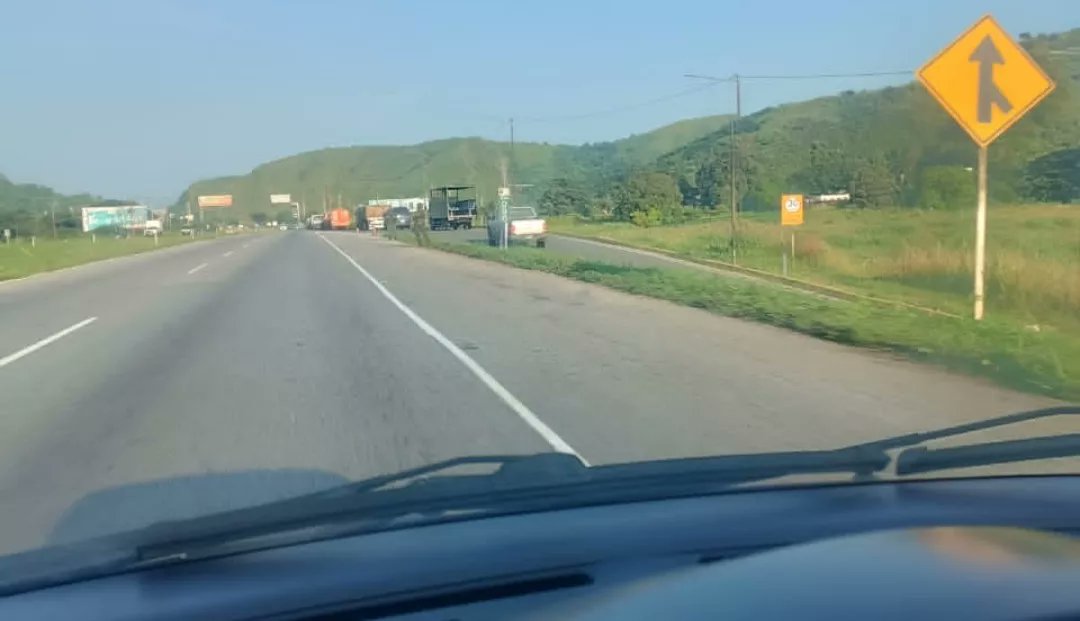 victoria1039fm's tweet photo. (07:45am) >> #ARC en #Aragua reportan presencia de efectivos militares en el tramo #LaVictoria-#LaEncrucijada en ambos sentidos #InfoVial https://t.co/OtitJ51A8Q