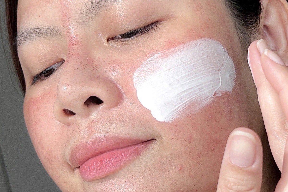Nananblogblog's tweet photo. มีคนถามว่าหลังทำหัตถการอย่าง Picosecond Laser ต้องใช้สกินแคร์อะไร ยกให้ลาโรช #Cicaplast Baume B5+ ยืนหนึ่งเลยค่ะ เห็นทุกคนรีวิวว่าหลังไปทำ Pico ต้องใช้ตัวนี้เลย พอได้มาอ่านส่วนผสมคือ เค้ามีส่วนผสมช่วยทำให้ Microbiome บนผิวสมดุล เวลาผิวเราทำ Pico มา ตัวนี้เค้าก็จะช่วยซ่อมผิวให้หายไวขึ้น เสริมกระบวนการซ่อมแซมผิวความแสบแดงหลังทำดีหายไวแบบติดจรวด จะกี่พิโค่มากี่รอบก็ต้องทาตัวนี้ เราว่าตัวนี้คือเป็นลาโรชที่ใช้คุ้มจริง 1 หลอดใช้ได้สารพัดอย่าง ทั้งเด็กและผู้ใหญ่ วันไหนผิวลอกๆ แห้งๆ ก็ตัวนี้เลย หรือจะใช้บำรุงผิวต่อเนื่องก็ได้ คุ้มสุดๆ ยกให้เป็นครีมสามัญประจำบ้านอีกตัวเลย #LaRochePosayTH #ซิคาพลาส