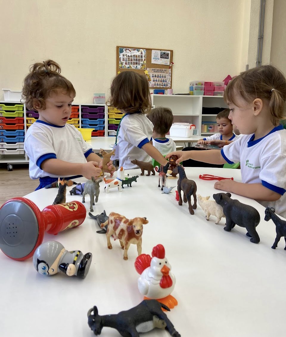 TPilarZgz's tweet photo. Ya llevamos unos días en nuestro nuevo cole!! 
Los niños y niñas 1º de Infantil venimos cada día un poquito más contentos. 
#PrimerasVeces #Adaptación #PrimeroInfantil #GreenClass #YellowClass #BlueClass #Descubriendo https://t.co/gDlnVLhsQv