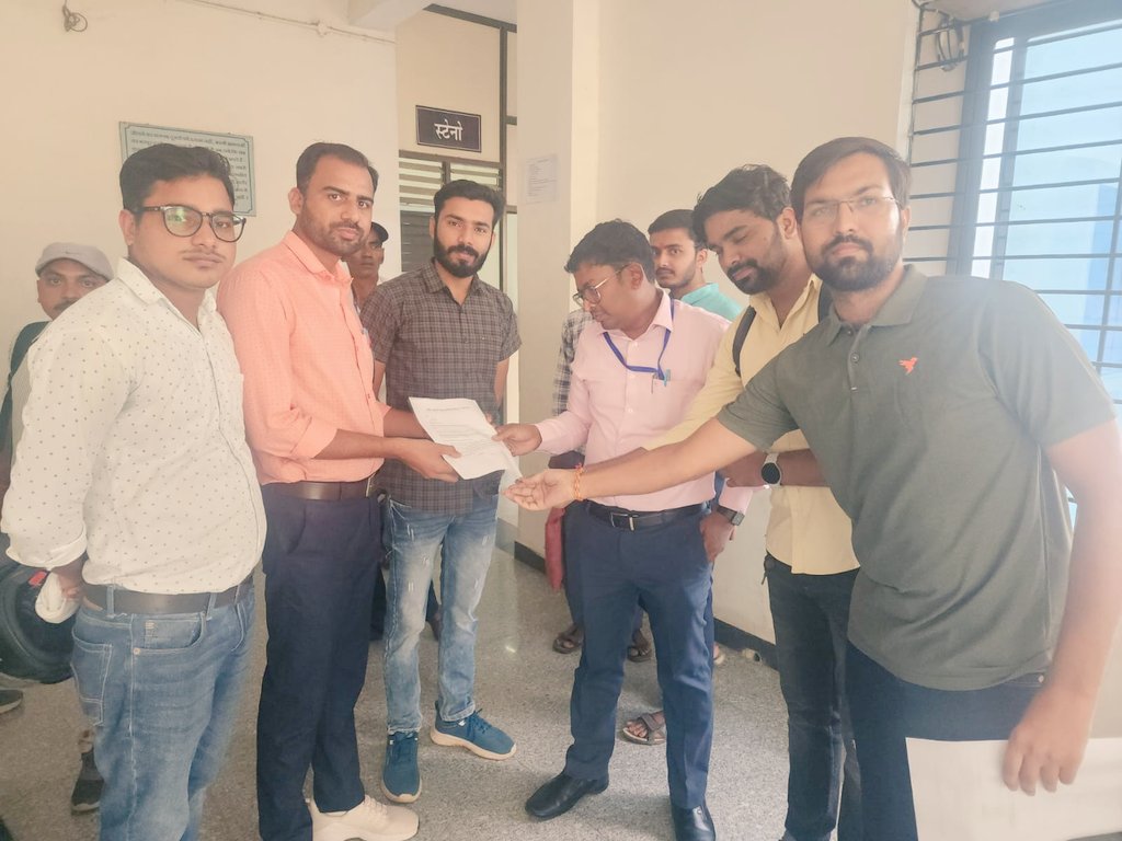 mrbhaskardubey's tweet image. पूरे मध्यप्रदेश में अभिनव विद्वानों ने एक साथ मुख्यमंत्री के नाम ज्ञापन सौंपा है, साथ ही मुख्यमंत्री जी से यह मांग की है की अतिथि विद्वानों को दिए जाने वाले 25% आरक्षण एवं 10% अंक व्यवस्था की घोषणा पर अमल न किया जाए और 4000 पद पूरे भरे जाएं।
#MP_AssPro2022 #abhinavvidwan