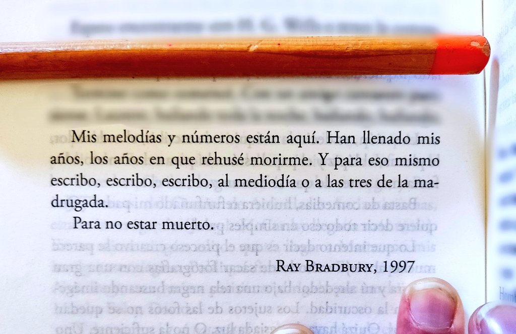 apatticus_finch's tweet photo. Ray Bradbury y vivir. #lápiznaranja @minotaurolibros https://t.co/gzmwPVdYuO