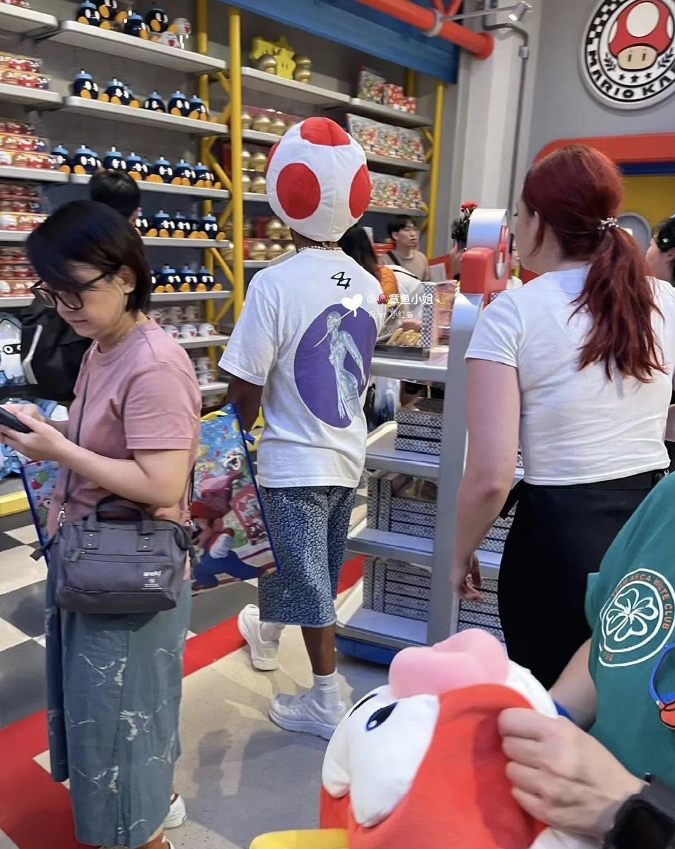 ESPNF1's tweet image. Lewis Hamilton was spotted shopping in a Nintendo store in Tokyo wearing a Toad hat 😅🍄 

(h/t @TeamLH44JAPAN)