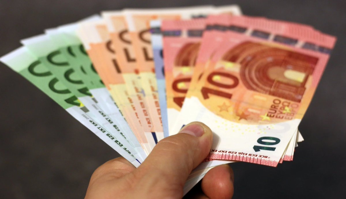 CerfiaFR's tweet photo. 🇫🇷 FLASH | Les #Français estiment qu'il leur manque près de 600 euros de plus par mois pour pouvoir vivre confortablement. 

👉 La somme était de 510 euros en 2022. https://t.co/q257zXBRbG