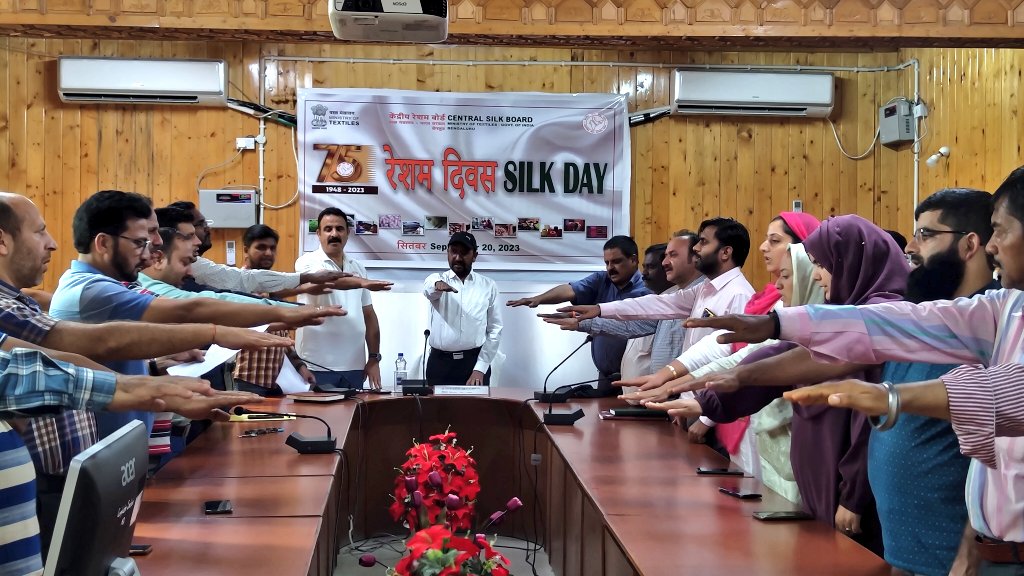 csrtipam's tweet photo. Witness the Resham Diwas pledge by the dedicated team at Central Sericultural Research &amp; Training Institute, Pampore. 🙌 #Silkday #रेशमदिवस 🐛 Celebrating the essence of silk and honoring Dr. Shyama Prasad Mukherjee's legacy. @csbmot @TexMinIndia  #SilkPledge https://t.co/r8CRmPKMjR