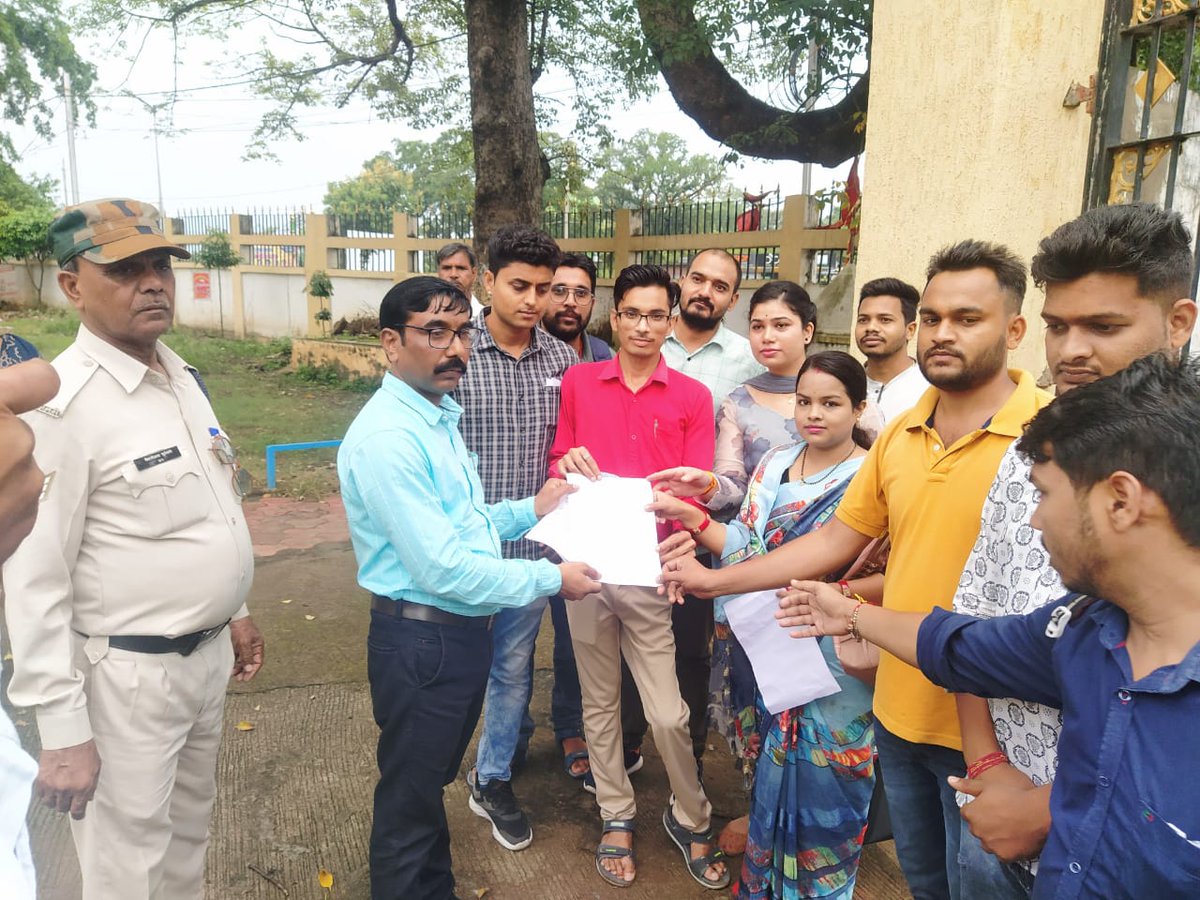 mrbhaskardubey's tweet image. पूरे मध्यप्रदेश में अभिनव विद्वानों ने एक साथ मुख्यमंत्री के नाम ज्ञापन सौंपा है, साथ ही मुख्यमंत्री जी से यह मांग की है की अतिथि विद्वानों को दिए जाने वाले 25% आरक्षण एवं 10% अंक व्यवस्था की घोषणा पर अमल न किया जाए और 4000 पद पूरे भरे जाएं।
#MP_AssPro2022 #abhinavvidwan