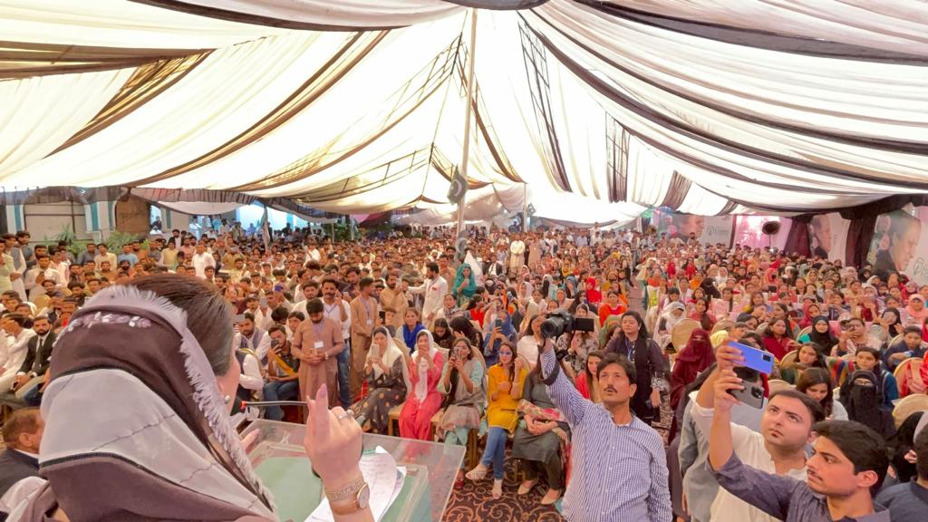 pmln_org's tweet photo. PMLN Chief Organizer @MaryamNSharif leading the preparations for Nawaz Sharif's return. The youth is demanding a better future, and they know that Mian Muhammad Nawaz Sharif is the only one who can deliver it. They are bringing him back to power as a 4th time PM!
#ProgressiveMSF https://t.co/vdVdsE3739
