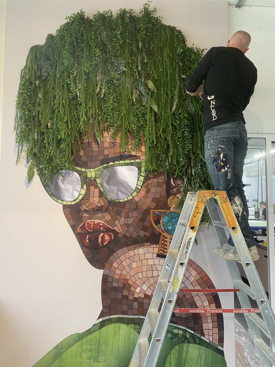 CANconcepts's tweet image. Gisteren lekker creatief! In samenwerking met Bentz deze enorme visual + kunsthaar geplaatst bij TTS. #texo #kunstplanten #ontwerp #diy