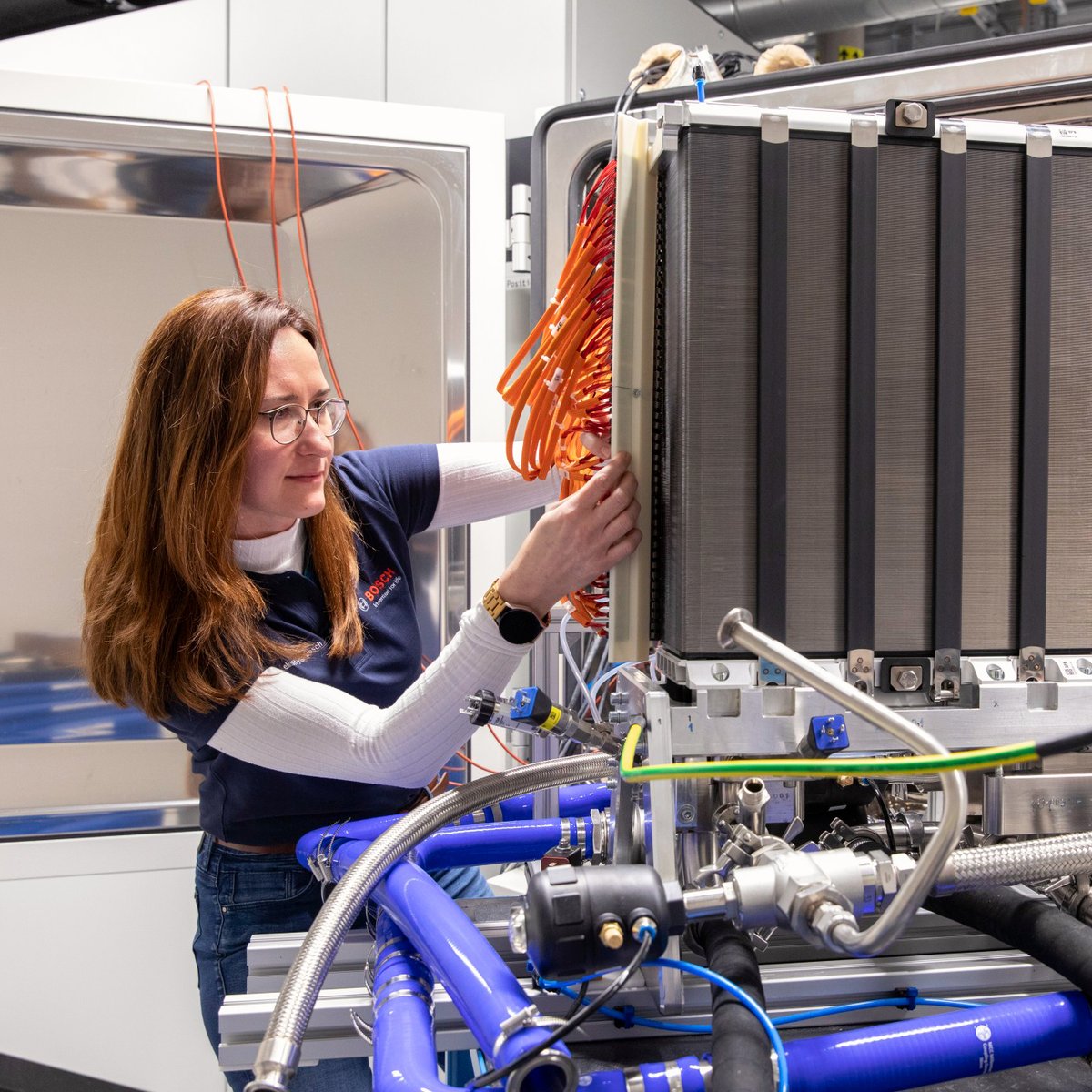 BoschGlobal's tweet photo. 🔄 Closing the circle: With our #fuelcell power module now in volume #production, we’re also working on putting a #recycling plan in place. Our model agreement with mobility provider Hylane enables the repurchase of our fuel-cell stacks. More: https://t.co/xT9VuinOPs https://t.co/bYWFA6oGUu