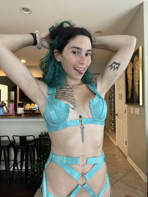 Submit to me 😈 I am the queen 👸🏻 https://t.co/TnmbTzf5tP