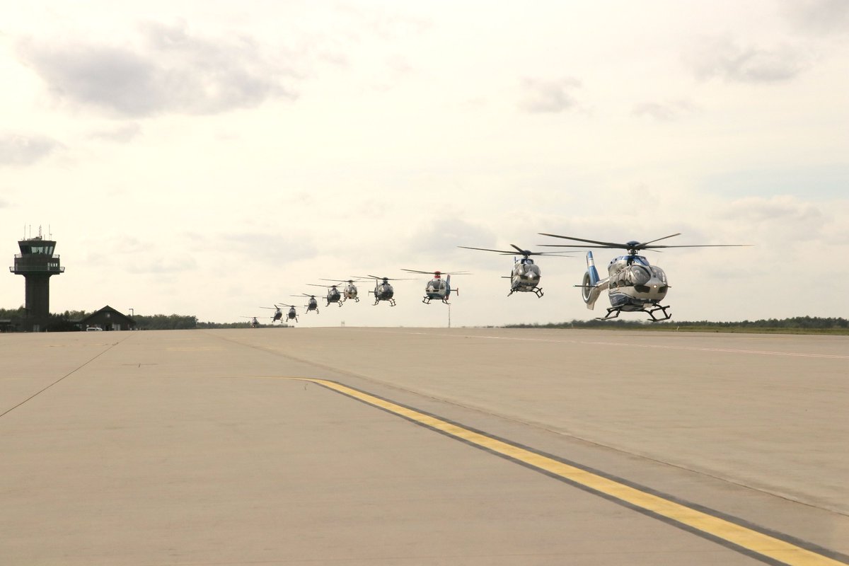 bpol_11's tweet photo. Die Route führt die Pilotinnen und Piloten des #42PIFT heute von #Rostock über #Rügen nach #Berlin. Gegen 16 Uhr werden die 12 #Hubschrauber über der #Hauptstadt zu sehen sein, bevor sie dann ihr Nachtlager in der #Bundespolizei-Fliegerstaffel Blumberg erreichen. 🚁 https://t.co/5pJsaCkNyh