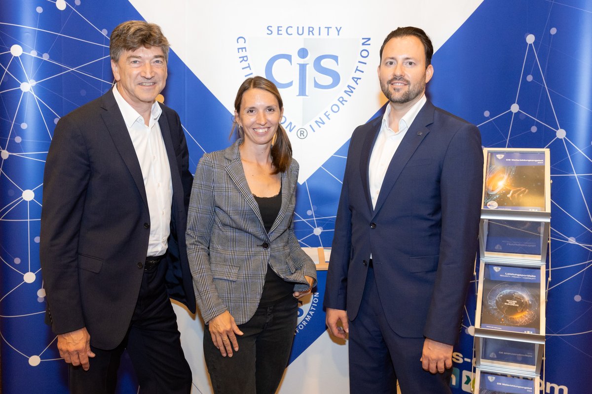 🔹 CIS Compliance Summit Recap 🔹
Die Experten und Expertinnen waren sich einig, dass der Mensch im Mittelpunkt aller Maßnahmen stehen sollte, als Angriffsziel und Sicherheitsfaktor zugleich. Hier geht's zum Recap des Tages: itwelt.at/news/new-work-…