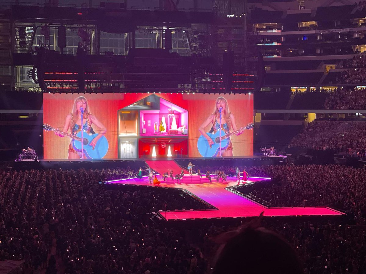 TheSwiftSociety's tweet photo. 🔑| The key for the "1989 TV" vault is The Eras Tour stage https://t.co/XYg8fzAsby