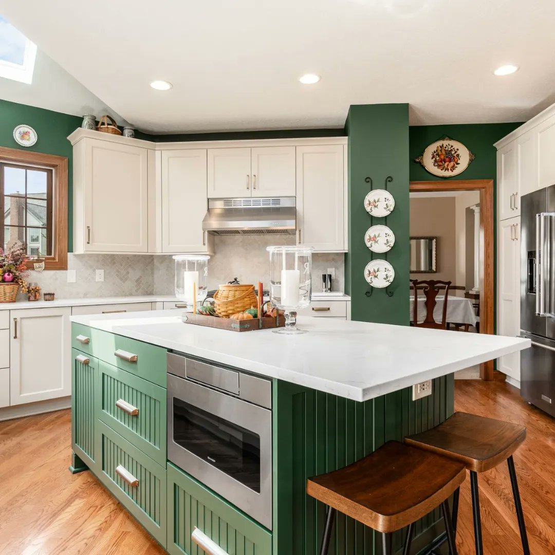 Dream_Baths's tweet photo. This charming Dublin kitchen has the perfect combination of modern and traditional elements making it a recent favorite at Kitchen Kraft! Special thanks to our local vendors and timeless manufacturers:
@jacksappliance1963 
@bridgewoodcabinetry 
@deltafaucet 
@blancoamerica1 https://t.co/IGxRyhuYi9