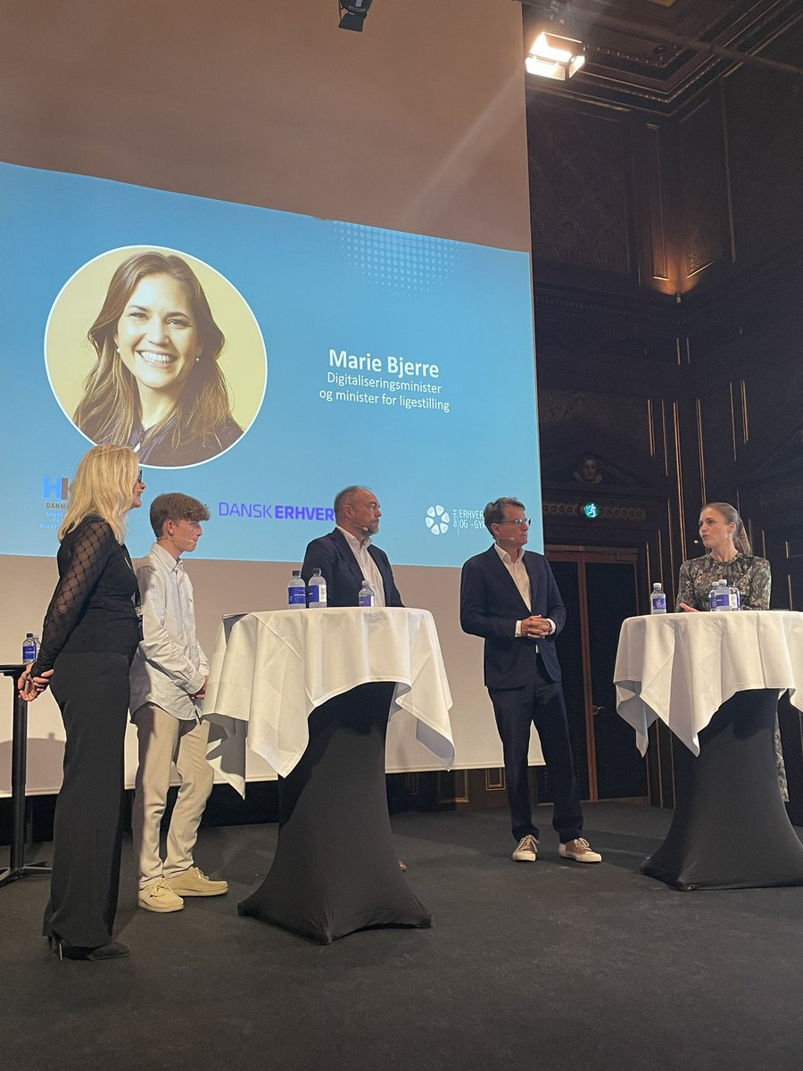 “Vi skal ruste de unge til at kunne bruge de nye teknologier. De har brug for digital dannelse”, siger ligestillingsminister <a href="/mariebjerre/">Marie Bjerre</a> ved DM i erhvervscase  hos <a href="/DanskeEG/">Danske Erhvervsskoler og -Gymnasier</a> <a href="/DanskErhverv/">Dansk Erhverv</a> #dkpol