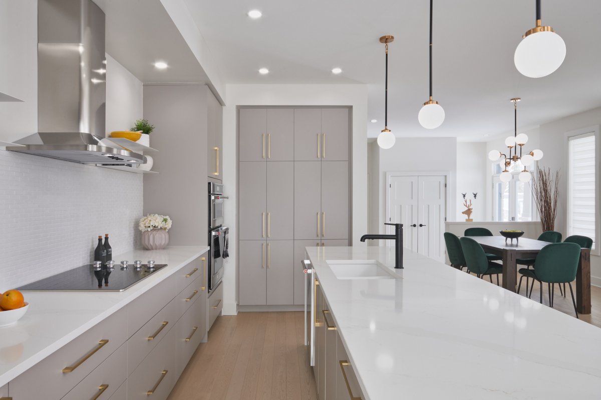 Elevate your culinary space with our modern-chic kitchen. 🍳 Stylish cabinetry &amp; quartz countertops create a seamless aesthetic. A pantry wall &amp; oversized pot drawers are designed for a family with abundant storage. 

#ValecraftHomes #NewHomesEmbrun #NewHomesStittsville