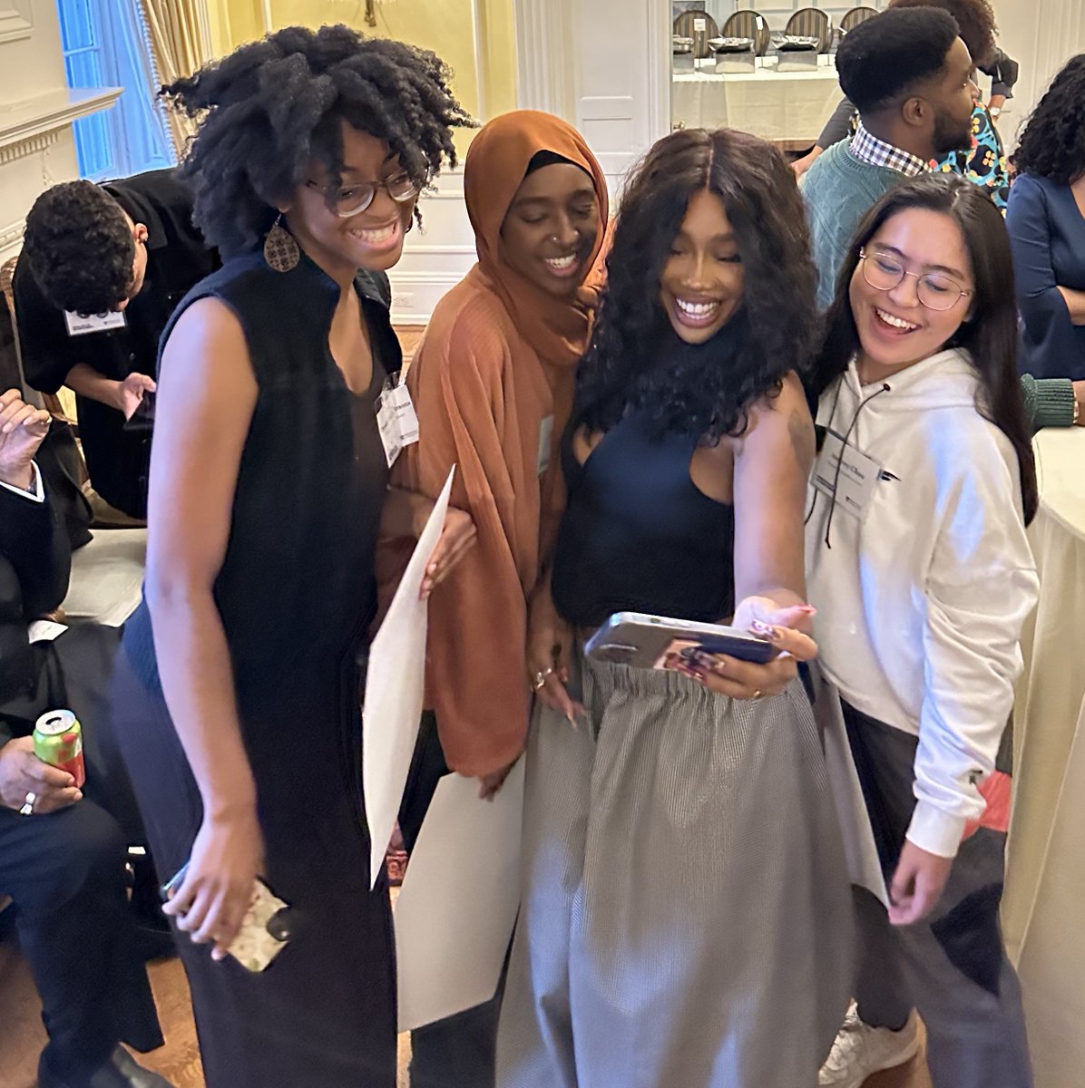 Sza took time to connect with everyone. Look at her with our students. 💘💘💘 <a href="/PrincetonEFF/">Effron Center for the Study of America</a> <a href="/Princeton/">Princeton University</a>