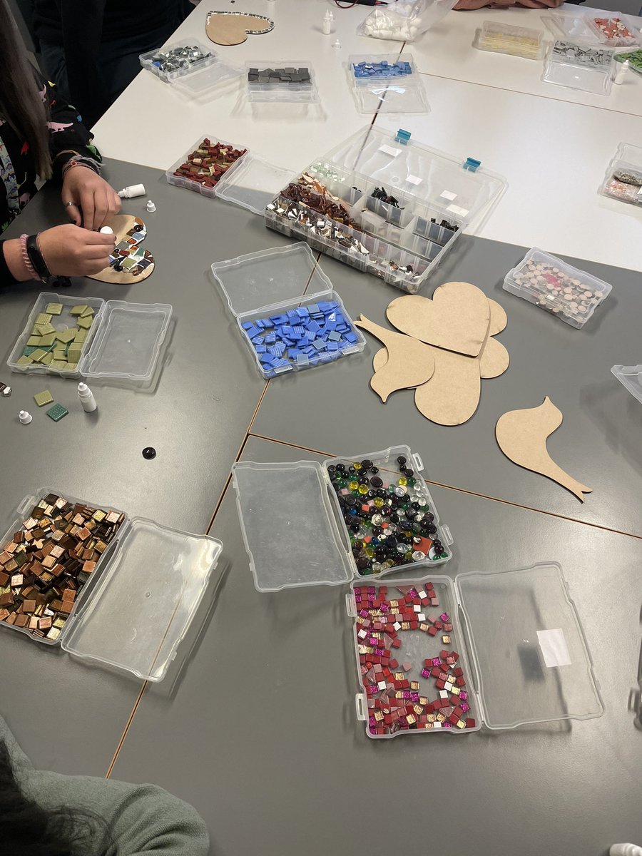 CHS_Magpie's tweet photo. What a way to kick of our Early Intervention Foxes group than with lovely Louise! @MessySenses 🎨 this week was: mosaic making ☀️ 💛🧡 https://t.co/1IctZzgq0f